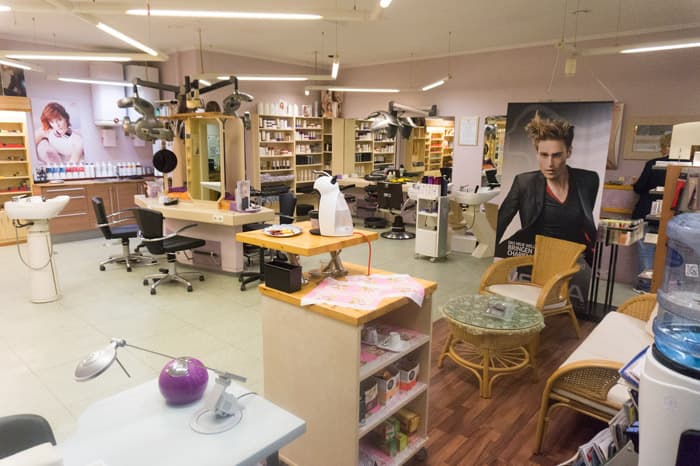 Innenraum des Salons Friseur Paulsen mit Arbeitsplätzen